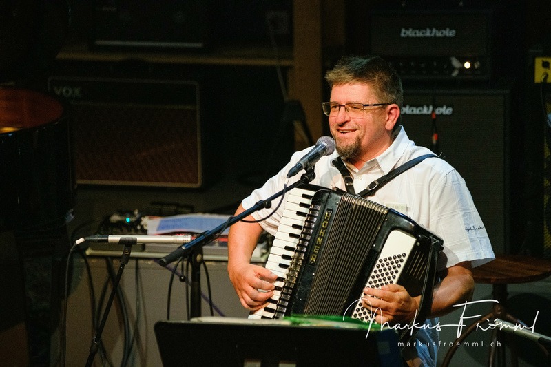PILLOW SONG OPEN MIC hosted by Michael Leuthold & Rene Burrell. Am Mittwoch 30. August 2023 im Chäslager Kulturhaus in Stans NW. Mit Michi & René, Sarah & Misha, Rüdiger Schiller, Cherry, Emma Kieran, Qualia, Gann Brewer, Anthony Garcia. Foto: Markus Frömml