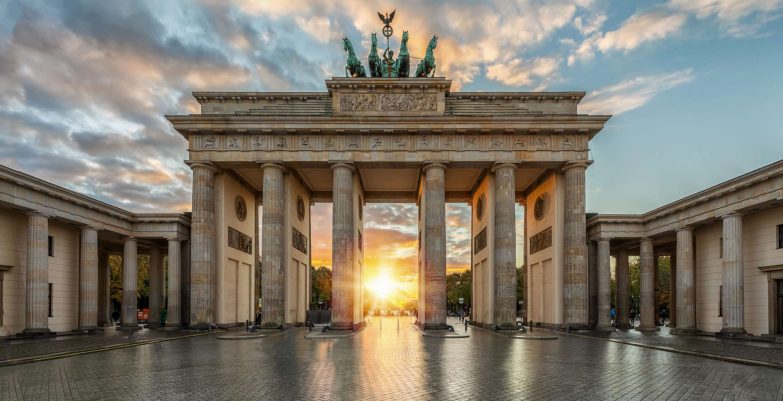 Sonnenuntergang hinter dem Brandenburger Tor in Berlin, Deutschl